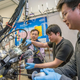 El equipo de Junqiao Wu con un microscopio de electrones. Foto: Marilyn Chung/Berkeley Lab